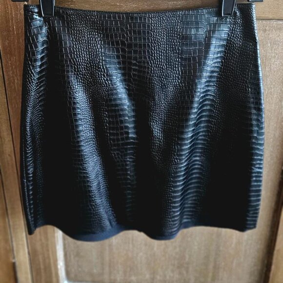 Express Faux Crocodile Black Mini Skirt Size XS (00) NWOT Never Worn Lined - Picture 13 of 14